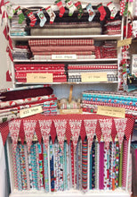 Load image into Gallery viewer, Christmas Mantlepiece Runner Pattern