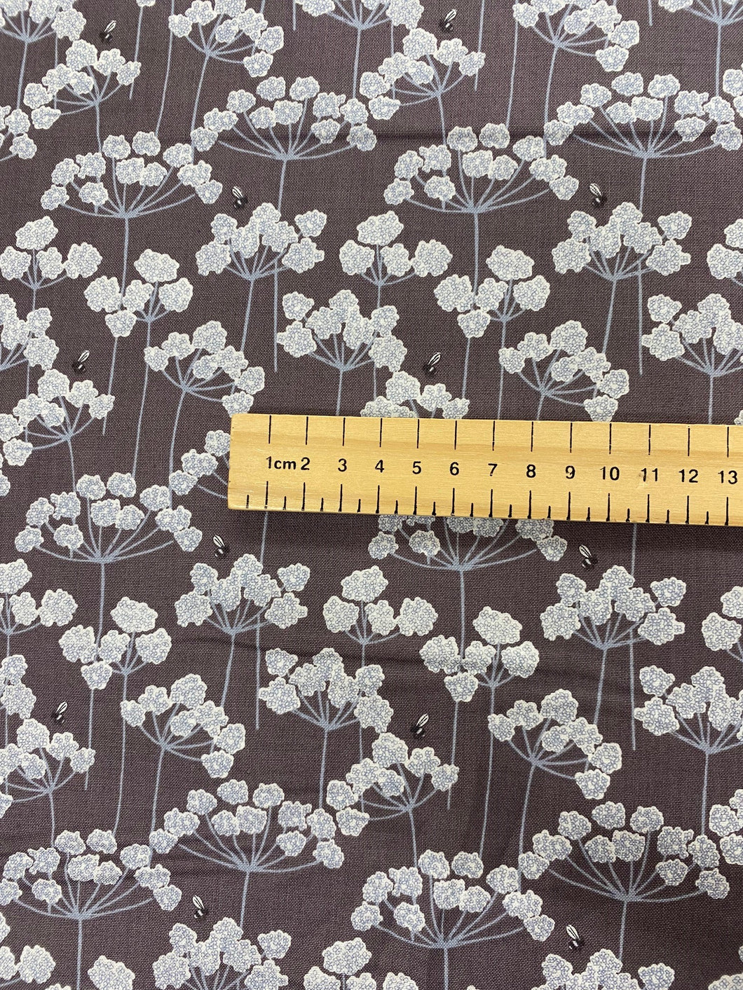 Grey Country Life Cow Parsley & Bees cotton fabric - 1/2 mtr