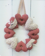 Load image into Gallery viewer, Heart Wreath Pattern