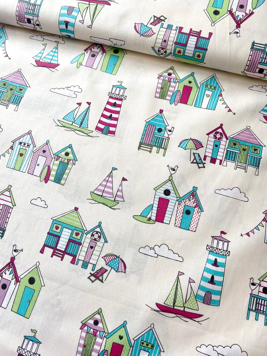 Beach huts pretty pastels cotton fabric (wide) - 1/2 mtr