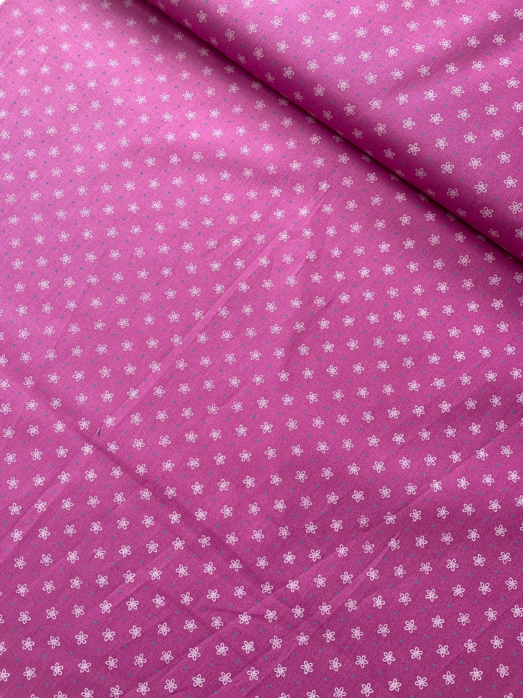 Pink daisies cotton fabric - 1/2 mtr